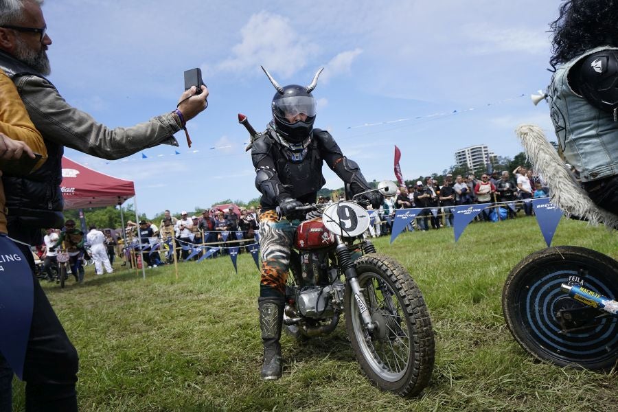 Dentro del hipódromo se ha desarrollado la prueba 'Flat Track', una carrera disputada en circuito de tierra cuya agresividad deja fuera los menos valientes. 