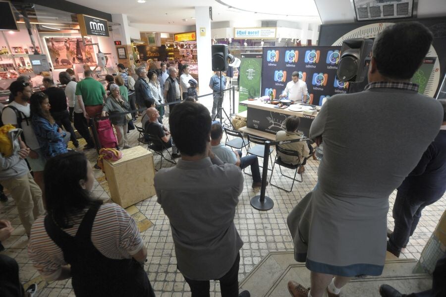 En el Mercado de San Martín se ha realizado un showcooking. La entrega de premios se ha realizado en la carpa junto al quiosco del Boulevard y el chef Paul Arrilaga ha elaborado una receta en el merado de la Bretxa. 