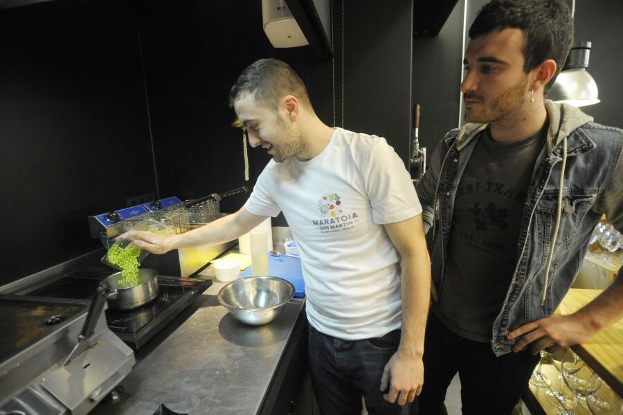 En el Mercado de San Martín se ha realizado un showcooking. La entrega de premios se ha realizado en la carpa junto al quiosco del Boulevard y el chef Paul Arrilaga ha elaborado una receta en el merado de la Bretxa. 