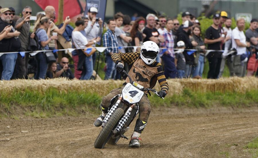 El hipódromo de San Sebastián ha acogido cientos de motos que han participado en las carreras de tierra y arena. 