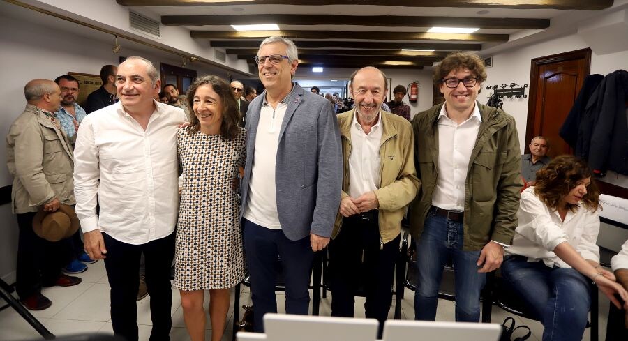 Alfredo Pérez Rubalcaba ha reconocido este sábado 16 en Errenteria el «coraje» de los «héroes» socialistas vascos que resistieron a ETA y contribuyeron así a su «derrota».