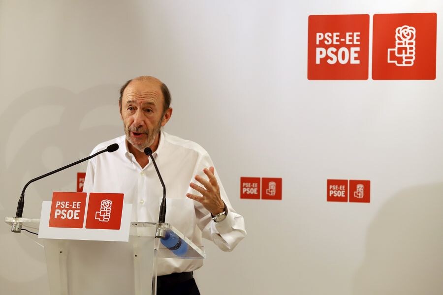 Alfredo Pérez Rubalcaba ha reconocido este sábado 16 en Errenteria el «coraje» de los «héroes» socialistas vascos que resistieron a ETA y contribuyeron así a su «derrota».