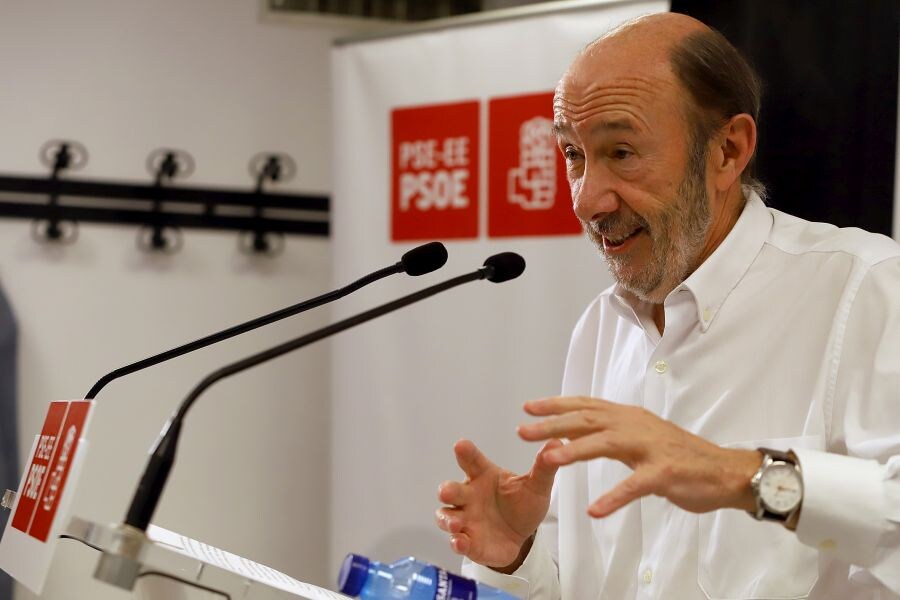 Alfredo Pérez Rubalcaba ha reconocido este sábado 16 en Errenteria el «coraje» de los «héroes» socialistas vascos que resistieron a ETA y contribuyeron así a su «derrota».