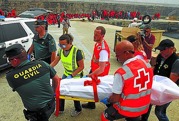 La retirada de uno de los cuatro cadáveres. 