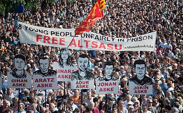 Miles de personas protestan en Pamplona contra la sentencia impuesta a los ocho jóvenes por la agresión de Alsasua