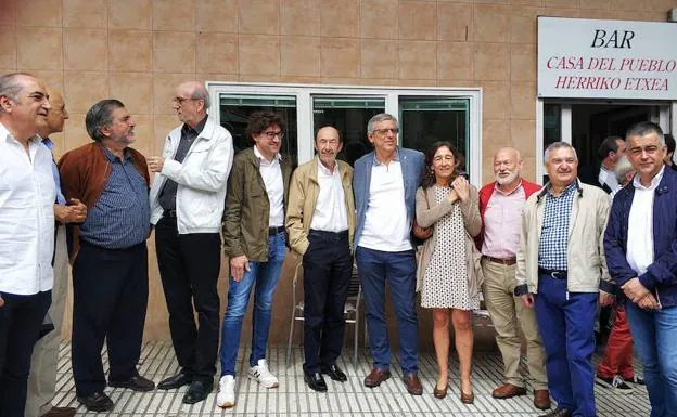 Rubalcaba elogia en Errenteria el «coraje» de los «héroes» socialistas que resistieron a ETA