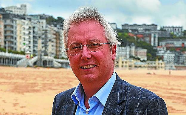 José Ignacio Asensio, en la playa de La Concha.