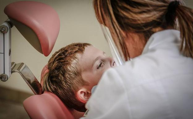 Indemnizan a un hombre que fue al dentista por un problema en un diente y le sacaron once