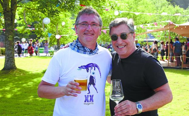 Andoni Luis Aduriz, junto a Joan Roca en la fiesta de ayer en el Mugaritz. 