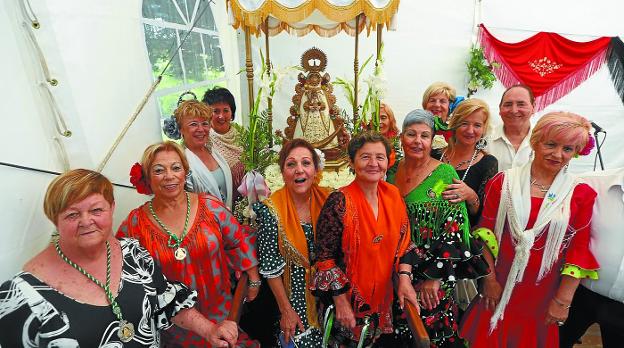 De gala. Las componentes de la asociación errenteriarra lucen sus mejores trajes en la fiesta de la Virgen del Rocío. 