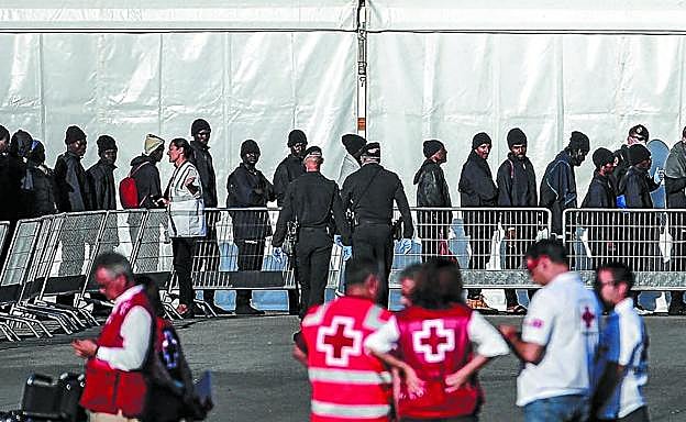 El 'Dattilo' atraca en Valencia con 274 de los 630 inmigrantes del 'Aquarius'.