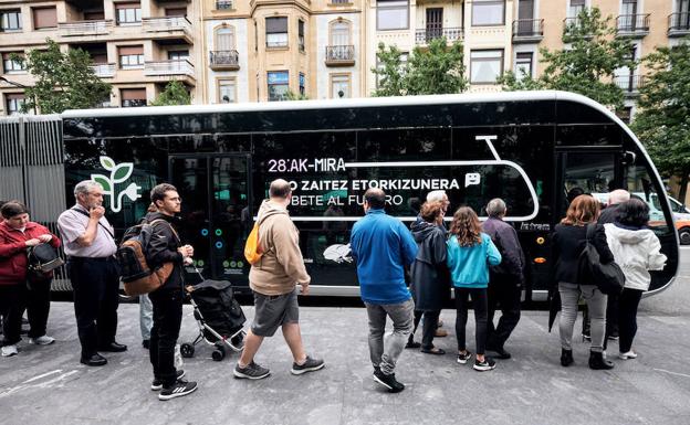 Usuarios de Dbus toman el nuevo autobús articulado y 100% eléctrico en una calle de San Sebastián