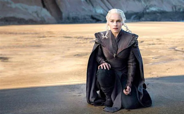 Emilia Clarke, en la playa de Itzurun, en Zumaia