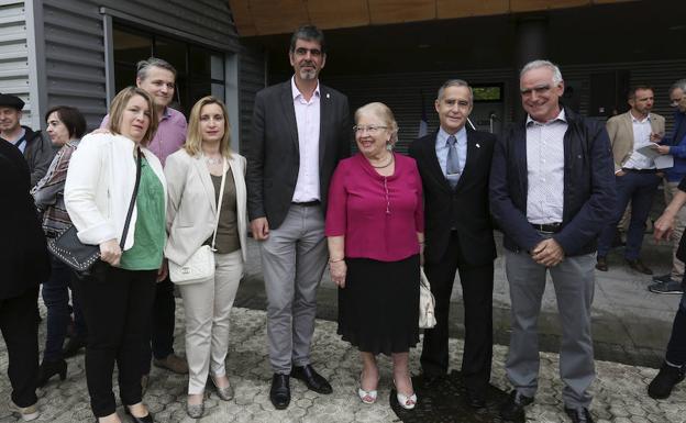 El alcalde de San Sebastián y familiares de Mikel Zabalza y Ángel Portugal, en el acto de colocación de la placa.
