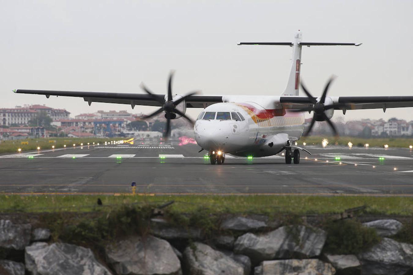 La modificación del sistema de aproximación dispara los desvíos y cancelaciones en el aeropuerto de Hondarribia. En la primera mitad de junio afectó al 43% de vuelos y en mayo al 33,1%