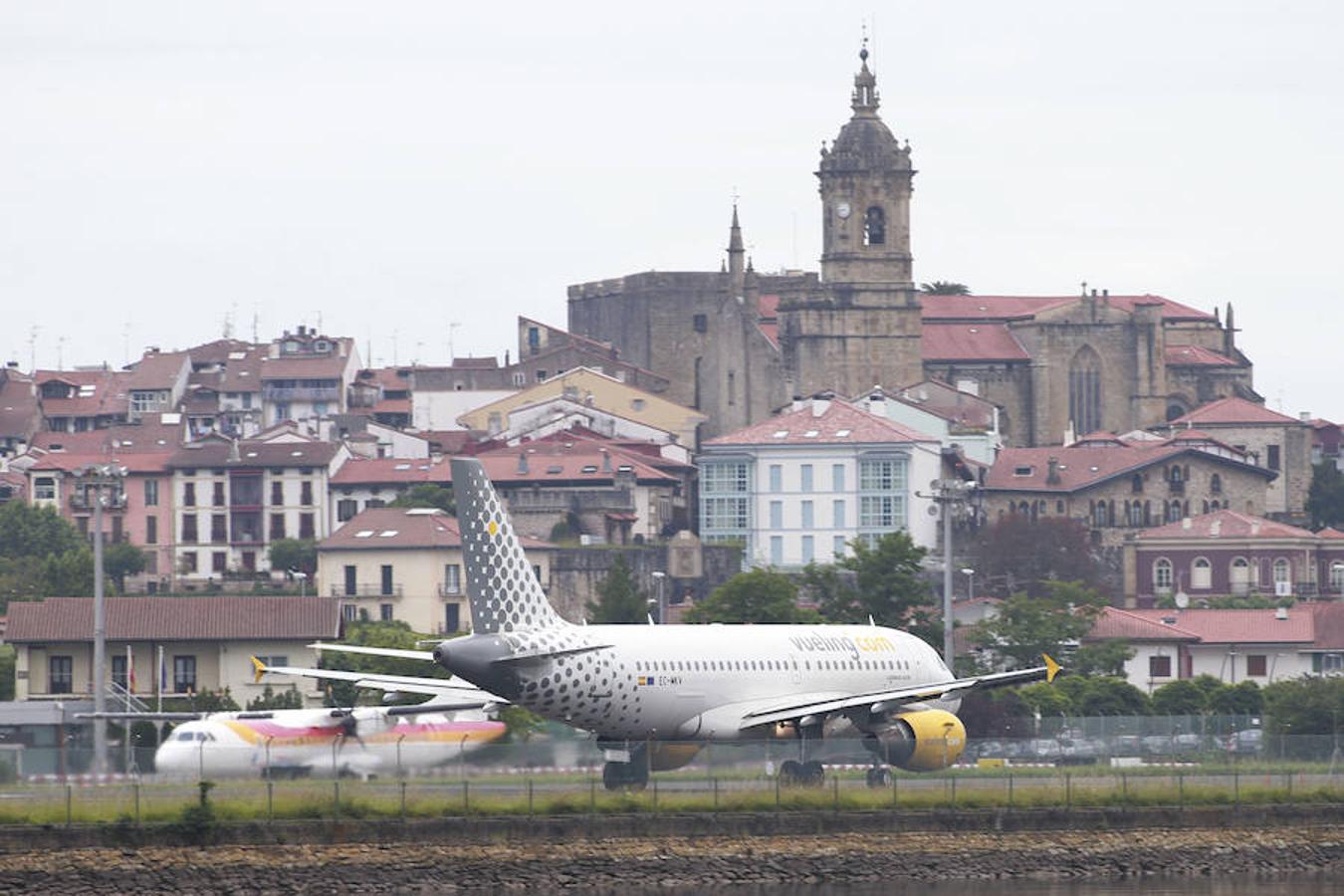 La modificación del sistema de aproximación dispara los desvíos y cancelaciones en el aeropuerto de Hondarribia. En la primera mitad de junio afectó al 43% de vuelos y en mayo al 33,1%