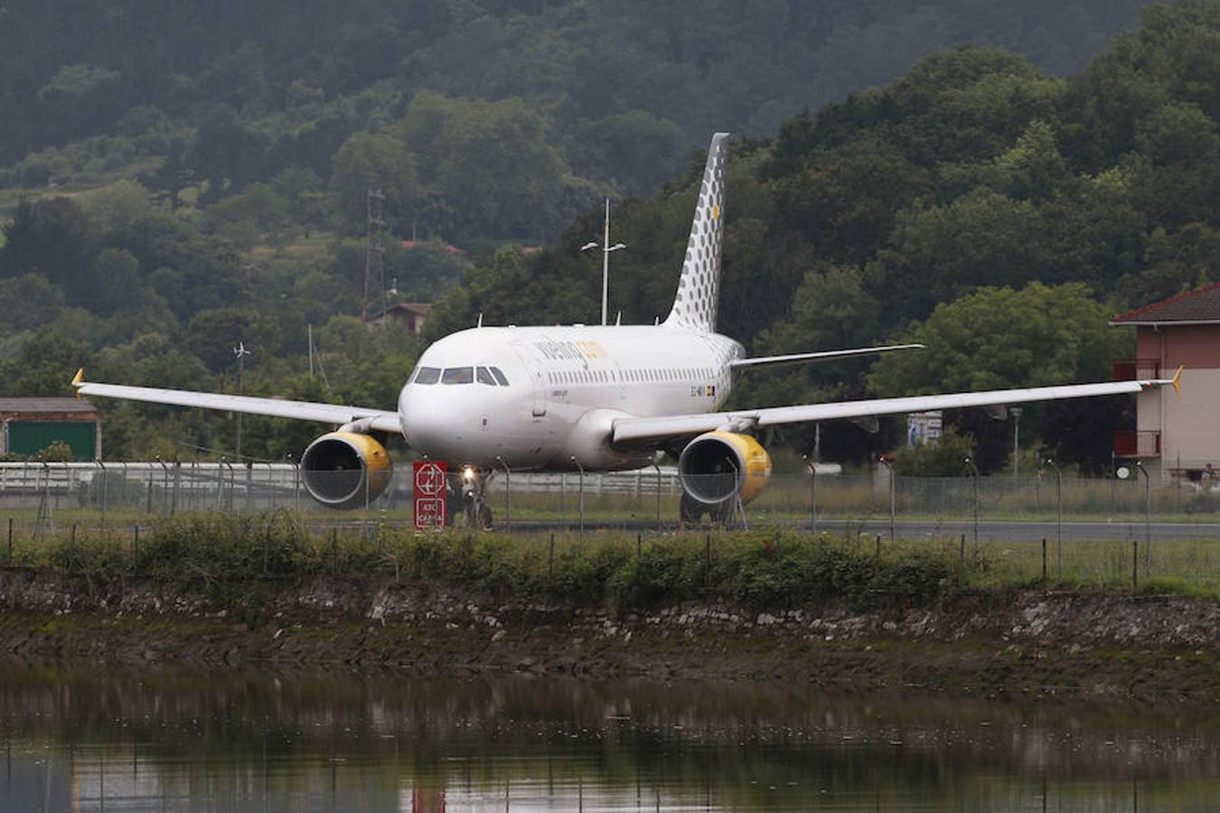 La modificación del sistema de aproximación dispara los desvíos y cancelaciones en el aeropuerto de Hondarribia. En la primera mitad de junio afectó al 43% de vuelos y en mayo al 33,1%