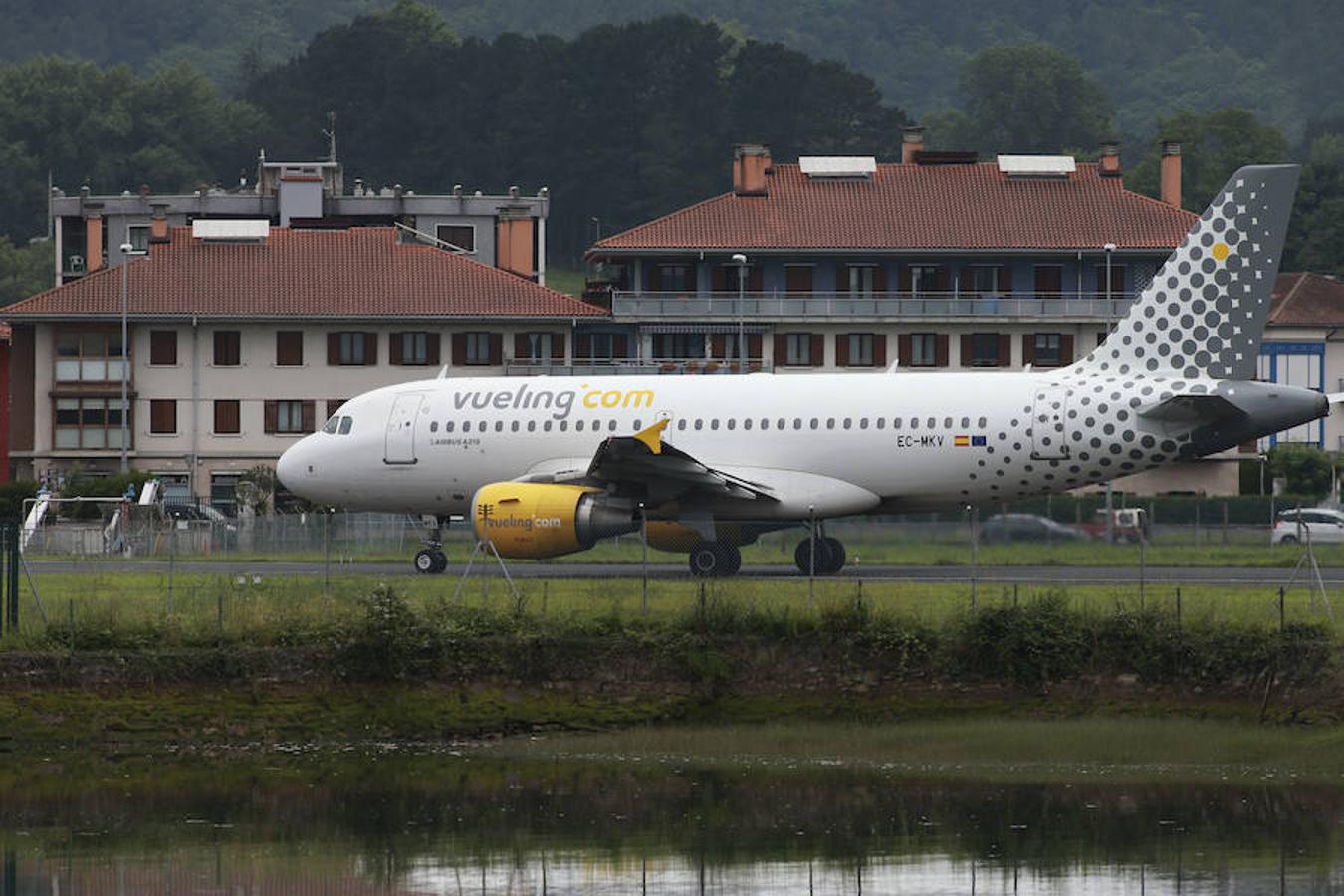 La modificación del sistema de aproximación dispara los desvíos y cancelaciones en el aeropuerto de Hondarribia. En la primera mitad de junio afectó al 43% de vuelos y en mayo al 33,1%