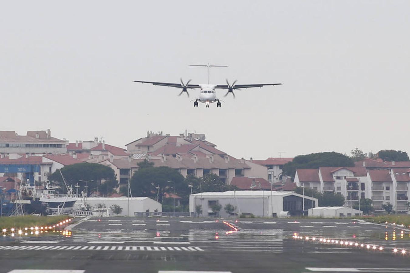 La modificación del sistema de aproximación dispara los desvíos y cancelaciones en el aeropuerto de Hondarribia. En la primera mitad de junio afectó al 43% de vuelos y en mayo al 33,1%