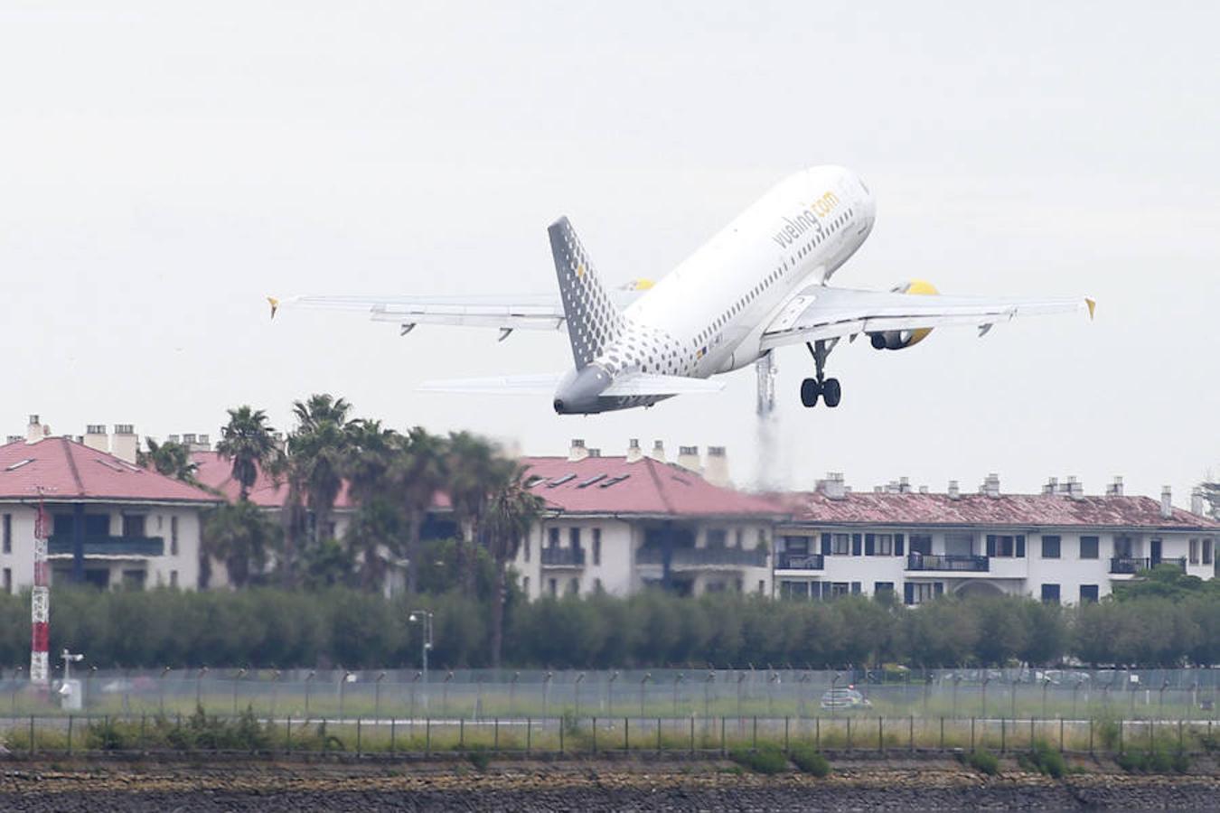 La modificación del sistema de aproximación dispara los desvíos y cancelaciones en el aeropuerto de Hondarribia. En la primera mitad de junio afectó al 43% de vuelos y en mayo al 33,1%