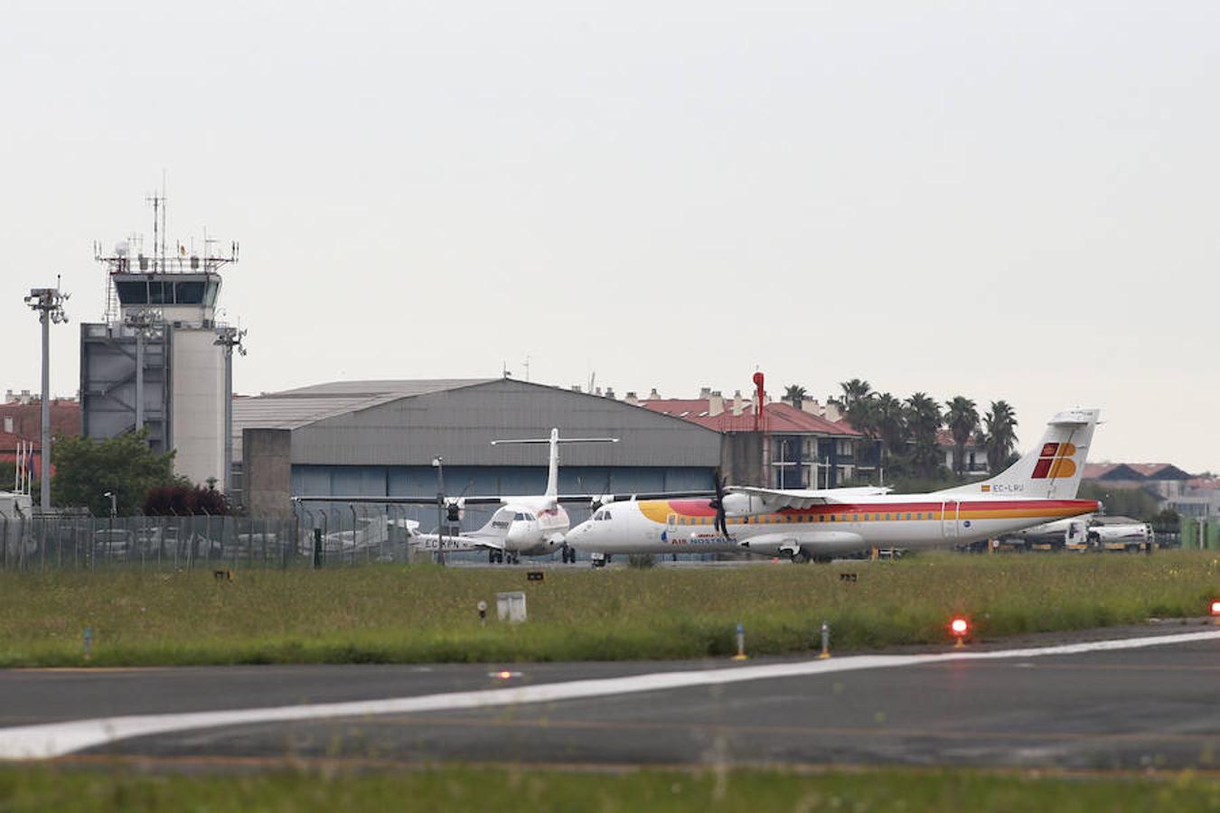 La modificación del sistema de aproximación dispara los desvíos y cancelaciones en el aeropuerto de Hondarribia. En la primera mitad de junio afectó al 43% de vuelos y en mayo al 33,1%