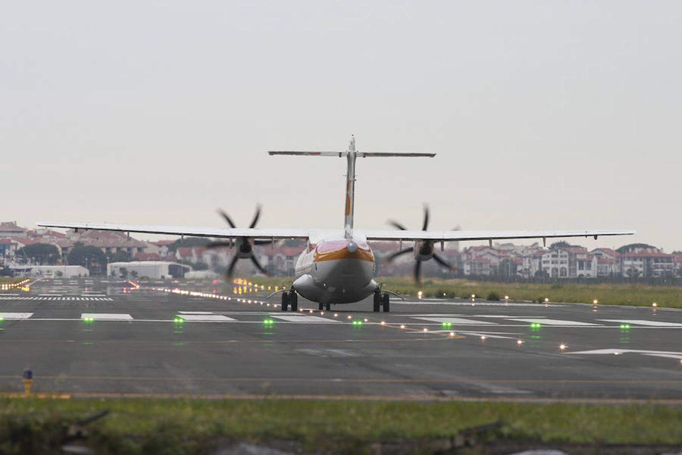 La modificación del sistema de aproximación dispara los desvíos y cancelaciones en el aeropuerto de Hondarribia. En la primera mitad de junio afectó al 43% de vuelos y en mayo al 33,1%