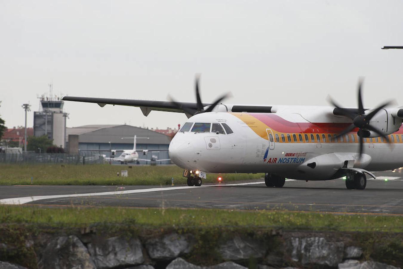 La modificación del sistema de aproximación dispara los desvíos y cancelaciones en el aeropuerto de Hondarribia. En la primera mitad de junio afectó al 43% de vuelos y en mayo al 33,1%