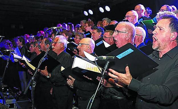 Miembros del coro durante la actuación que realizaron en la noche del sábado en la plaza de Atsegindegi. 