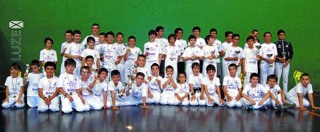 Cantera. El Torneo San Joan se cerró con la entrega de trofeos y medallas, y con una foto de grupo. 