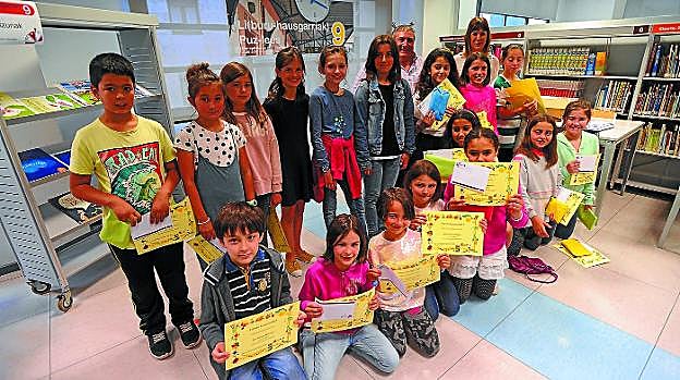 Lectores. La biblioteca infantil acogió ayer la entrega de premios de 'Puz-lees' y 'Un cuento de H.C. Andersen en cómic'. 