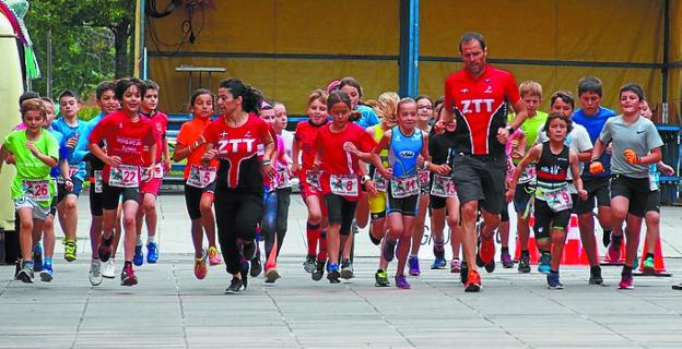 Varios participantes del IV. Duatlón de Zumaia. 