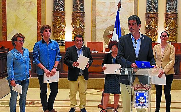 Albistur (PP), Insausti (PNV), Gasco (PSE), Almirall (Bildu) Goia (alcalde) y Martínez (Irabazi), este martes.
