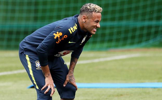 Neymar, con gesto de dolor. 