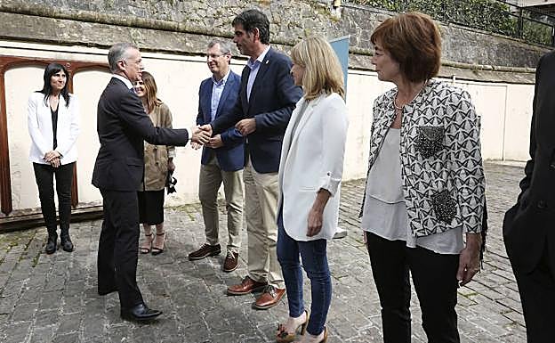 Imagen principal - Tres momentos del acto.