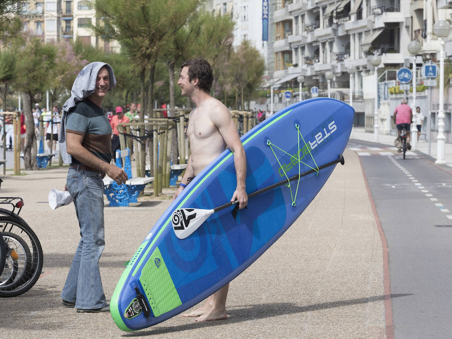 Tras semanas de lluvia, el sol por fin hizo acto de presencia y animó al público para tomar los primeros rayos de sol