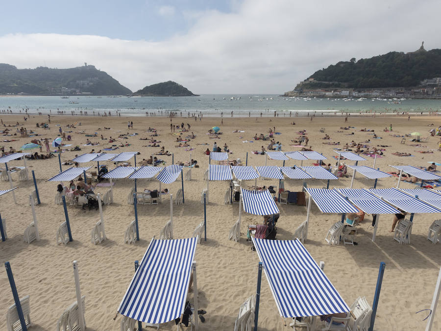 Tras semanas de lluvia, el sol por fin hizo acto de presencia y animó al público para tomar los primeros rayos de sol