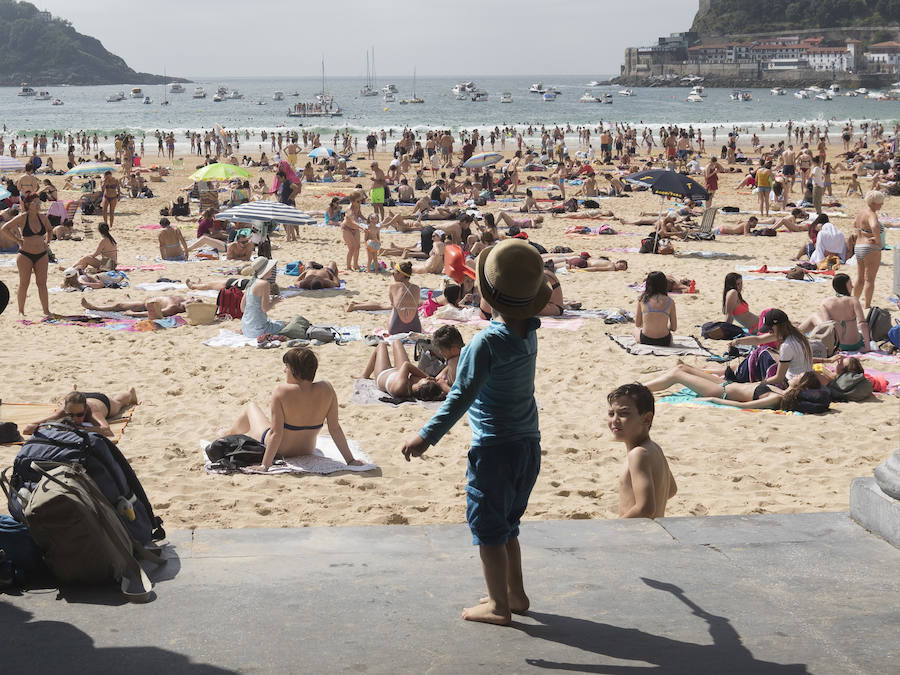 Tras semanas de lluvia, el sol por fin hizo acto de presencia y animó al público para tomar los primeros rayos de sol