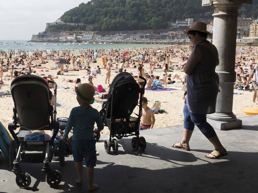 Tras semanas de lluvia, el sol por fin hizo acto de presencia y animó al público para tomar los primeros rayos de sol