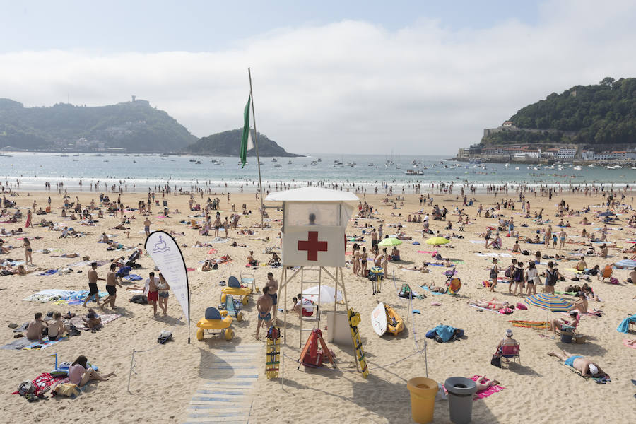 Tras semanas de lluvia, el sol por fin hizo acto de presencia y animó al público para tomar los primeros rayos de sol
