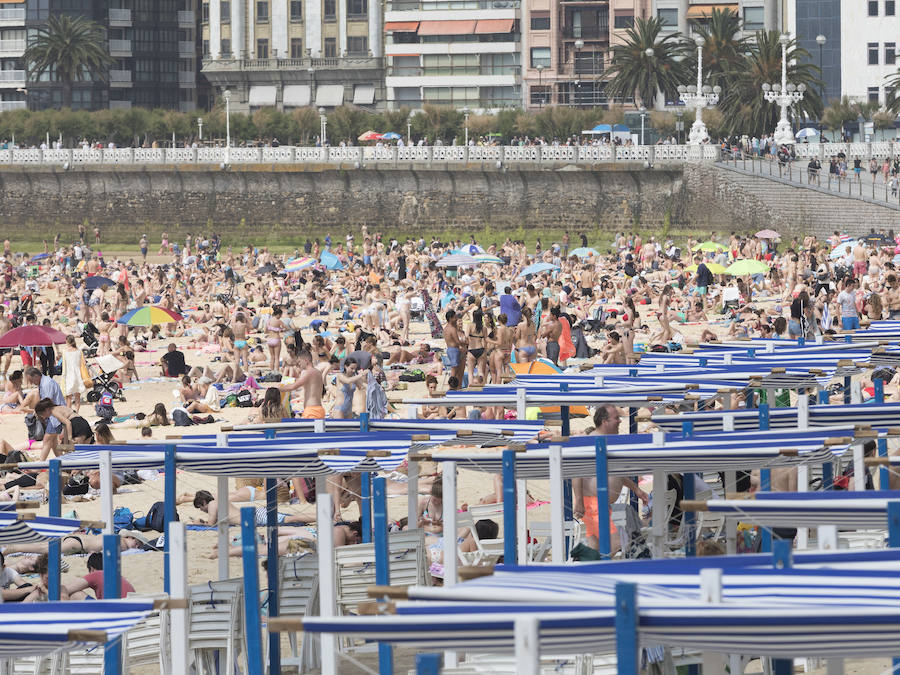 Tras semanas de lluvia, el sol por fin hizo acto de presencia y animó al público para tomar los primeros rayos de sol