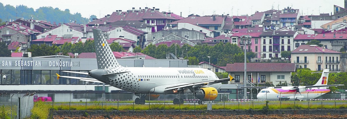 Un avión aterriza en la pista del aeropuerto de Hondarribia, donde las inclemencias meteorológicas y la baja del sistema de radioayuda han obligado a desviar numerosos vuelos.
