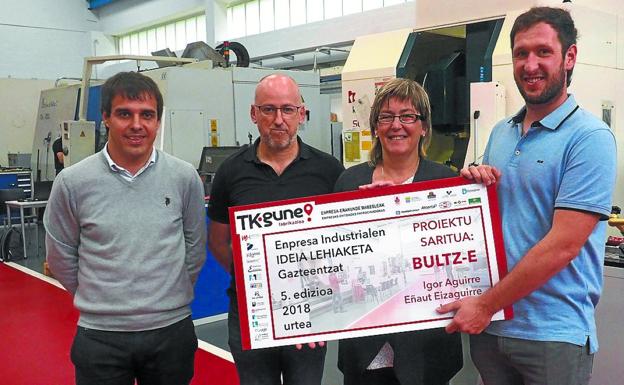 Premio. Eñaut Eizaguirre sujeta el talón que acredita la victoria de Bultz-e en el concurso TKgune. 