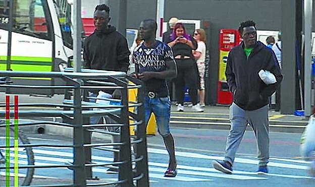 Tres de los subsaharianos que ayer llegaron a la estación de autobuses de Bilbao. 