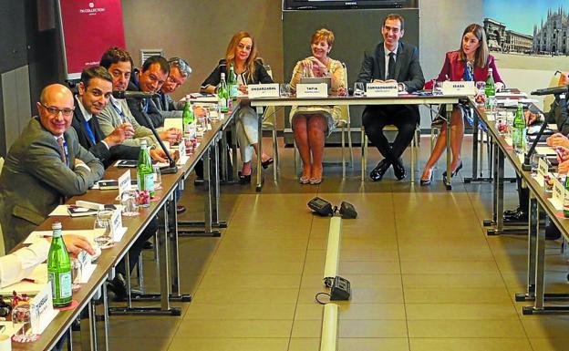 Imagen de la reunión que sostuvo en Milán la delegación del Gobierno Vasco, con Tapia a la cabeza, con las empresas vascas con presencia en Italia.