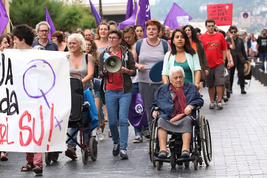 Miles de personas han participado este jueves por la tarde en una protesta multitudinaria por la libertad provisional decretada por la Audiencia de Navarra por los miembros de 'La Manada' acusados de abuso sexual en los San Fermín de 2016.