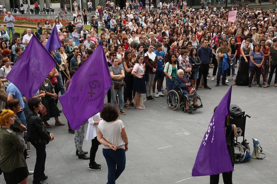 Miles de personas han participado este jueves por la tarde en una protesta multitudinaria por la libertad provisional decretada por la Audiencia de Navarra por los miembros de 'La Manada' acusados de abuso sexual en los San Fermín de 2016.