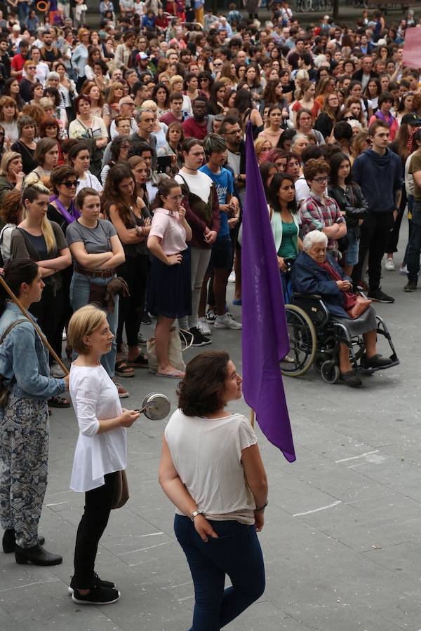 Miles de personas han participado este jueves por la tarde en una protesta multitudinaria por la libertad provisional decretada por la Audiencia de Navarra por los miembros de 'La Manada' acusados de abuso sexual en los San Fermín de 2016.