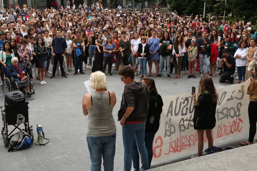 Miles de personas han participado este jueves por la tarde en una protesta multitudinaria por la libertad provisional decretada por la Audiencia de Navarra por los miembros de 'La Manada' acusados de abuso sexual en los San Fermín de 2016.