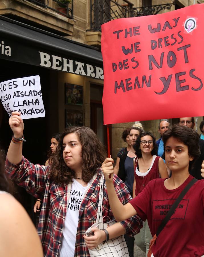 Miles de personas han participado este jueves por la tarde en una protesta multitudinaria por la libertad provisional decretada por la Audiencia de Navarra por los miembros de 'La Manada' acusados de abuso sexual en los San Fermín de 2016.