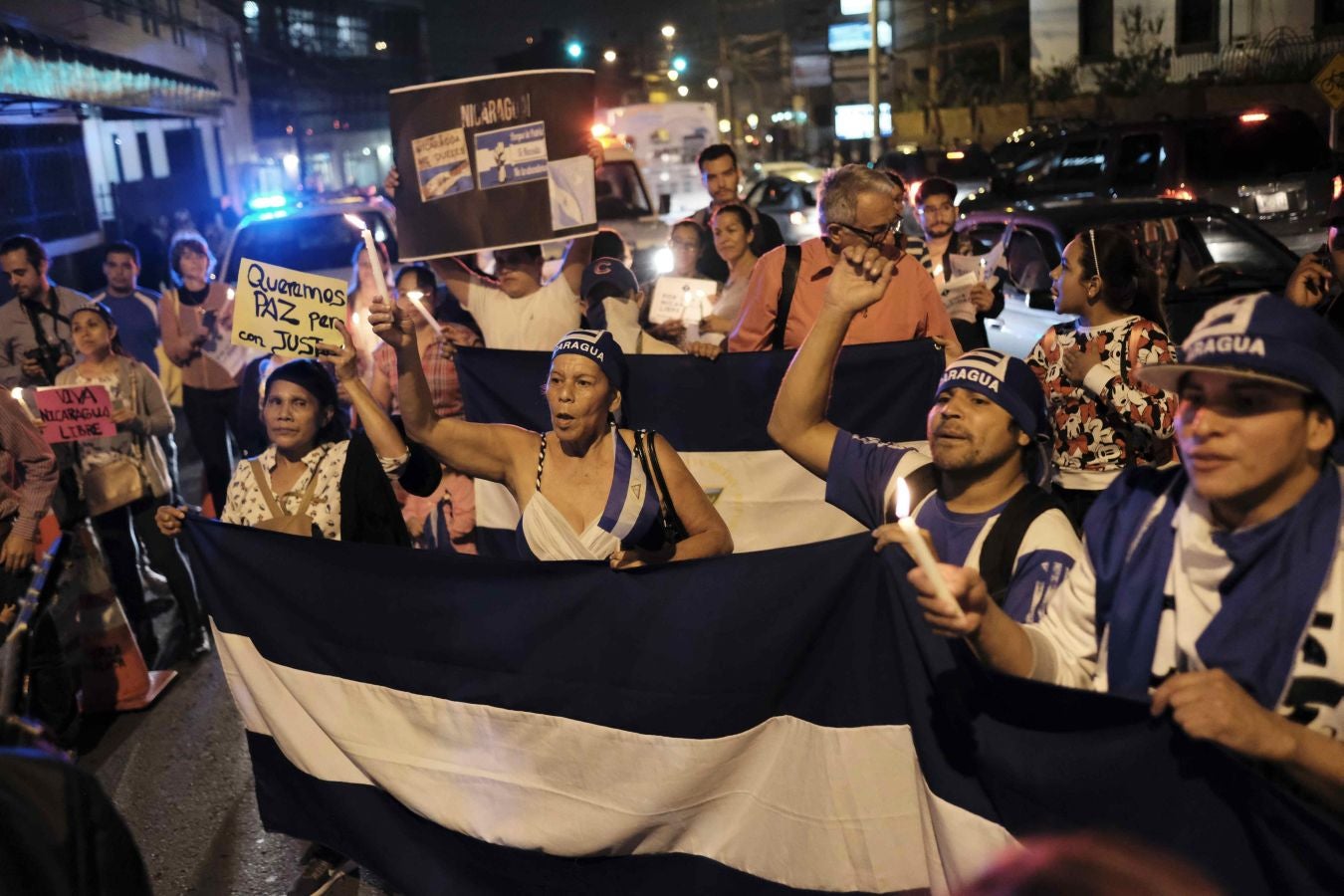 Decenas de nicaragüenses participan en una vigilia tras la muerte de más de 200 personas desde que empezaron las protestas, responsabilizando al gobierno de Daniel Ortega.